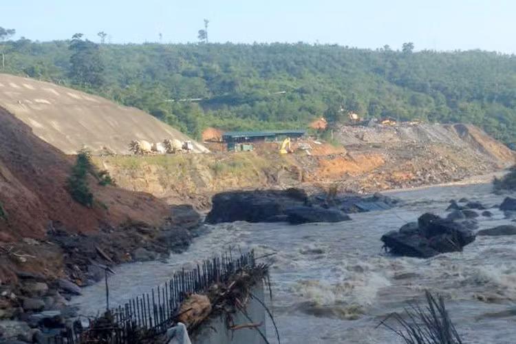 Ông Lang Anh Tí, Chủ tịch UBND xã Châu Hội (huyện Quỳ Châu) cho biết, vào khoảng 9h sáng nay, lực lượng tìm kiếm đã phát hiện một cánh tay, một nửa người đang bị vùi lấp tại bản Hồi 3. Cùng thời điểm trên, lực lượng tìm kiếm thấy một bàn chân phải ở cuối khe Tằn thuộc bản Tằn. 