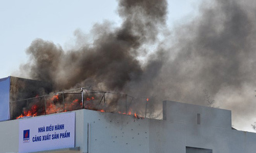 Trong số bom cài đặt, do có loại bom hẹn gần đến giờ nổ, nhóm khủng bố đã cài đặt chống tháo gỡ nên lực lượng cảnh sát được lệnh rút để đảm bảo an toàn. Sau đó, quả bom phát nổ gây hỏa hoạn, khói nghi ngút ở tòa nhà. 