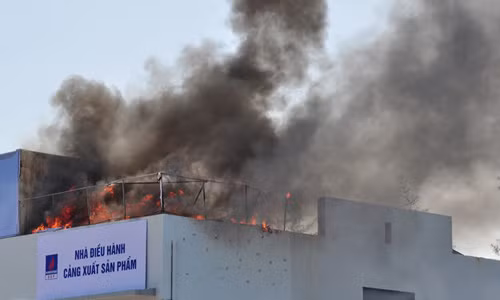 Trong số bom cài đặt, do có loại bom hẹn gần đến giờ nổ, nhóm khủng bố đã cài đặt chống tháo gỡ nên lực lượng cảnh sát được lệnh rút để đảm bảo an toàn. Sau đó, quả bom phát nổ gây hỏa hoạn, khói nghi ngút ở tòa nhà. 