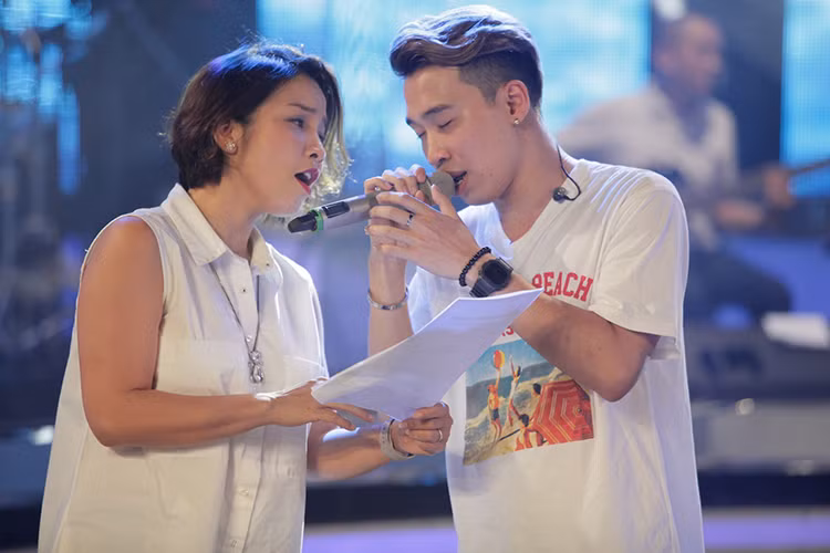 Nữ diva tóc ngắn cũng nhiệt tình giúp đỡ Quang Đạt hoàn thiện phần trình diễn trong Gala 7 với chủ đề “Hát cho hành tinh xanh”.