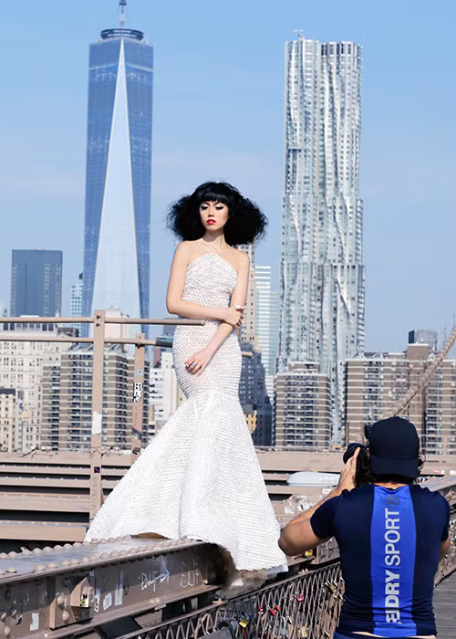 Siêu mẫu gốc Việt đã chụp hình tại các địa điểm nổi tiếng nhất của New York như quảng trường Times Square và cây cầu Brooklyn. 