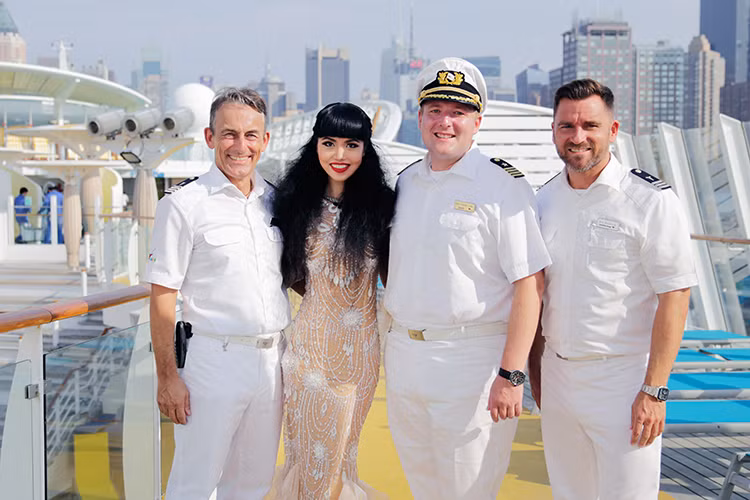 J Autumn Fashion Show 2016 được dàn dựng tương tự với sàn diễn đại dương đầy ấn tượng tại Sydney của Jessica Minh Anh vào đầu năm nay. 