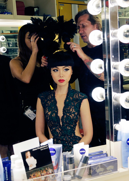 Buổi chụp hình mới nhất của siêu mẫu 8x diễn ra trong hơn 20 tiếng đồng hồ (từ 6h sáng đến 12h đêm) với đội ngũ 20 chuyên gia về phim ảnh. 