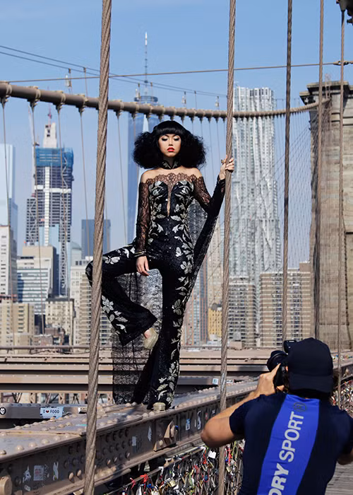 Nữ người mẫu gốc Việt nổi tiếng cùng ê-kíp đã thực hiện bộ ảnh và video quảng bá cho chương trình J Autumn Fashion Show. 