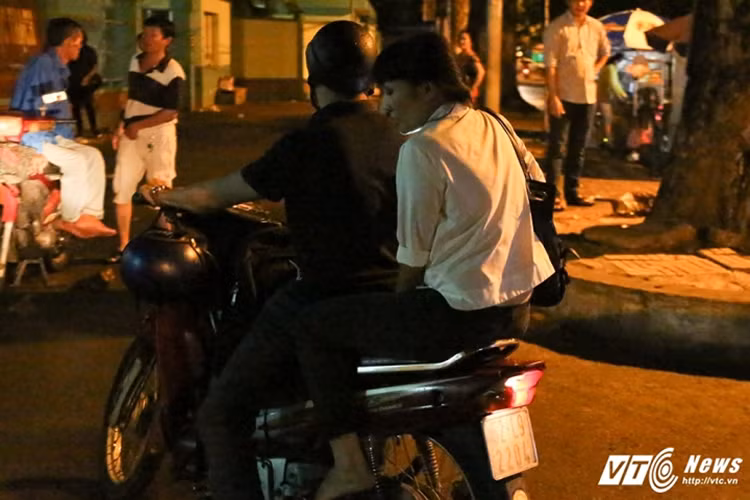 Cũng vì quá lo lắng cho Minh Thuận lúc đang rơi vào tình trạng nguy kịch, Phương Thanh không quản ngại mưa gió, một mình bắt xe ôm đến bệnh viện để thăm nam ca sĩ và động viên tinh thần gia đình anh. Tấm chân tình của Phương Thanh dành cho người bạn của mình gây xúc động. (Ảnh: VTC News) 