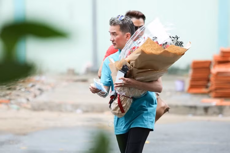 Trước đó, trên trang cá nhân, Đàm Vĩnh Hưng dành lời tâm sự cho Minh Thuận. “Ông hoàng nhạc Việt” cho biết, anh nhiều lần khuyên Minh Thuận bỏ thuốc lá nhưng không được. Trước bệnh tình của Minh Thuận, Đàm Vĩnh Hưng chỉ biết cầu nguyện. (Ảnh: Zing)