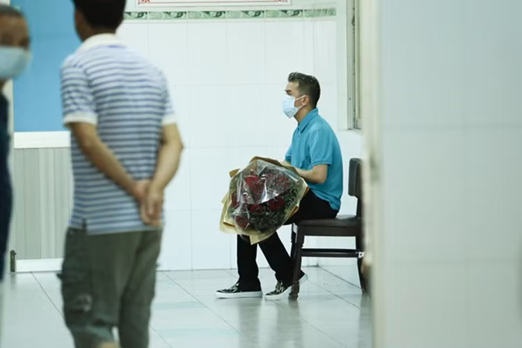 Mới đây, Đàm Vĩnh Hưng cũng vội vã đến thẳng bệnh viện thăm Minh Thuận khi vừa đáp chuyến máy bay dài từ Mỹ. Mr Đàm đã kiên nhẫn chờ đợi bên ngoài cho đến khi được phép vào phòng nơi người anh của mình đang được điều trị. (Ảnh: Zing) 