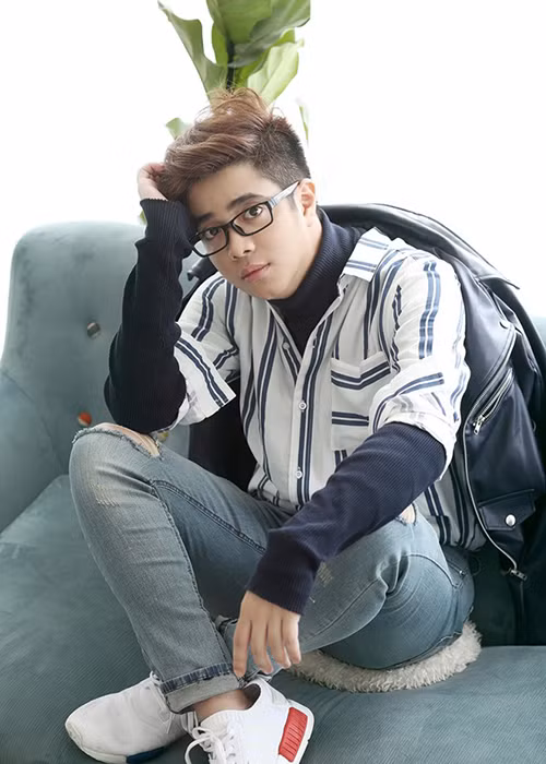 Mới đây, Bùi Anh Tuấn bất ngờ chia sẻ kế hoạch trở lại làng nhạc Việt với hình ảnh mới. Theo đó, vào ngày 12/9 tới đây, anh sẽ trình làng album đầu tay mang tên Bùi Tuấn Collection 1 - Xin Em. Sản phẩm gồm các ca khúc từng được Bùi Anh Tuấn thể hiện trước đây và ca khúc mới “Xin em”. (Ảnh: Zing) 