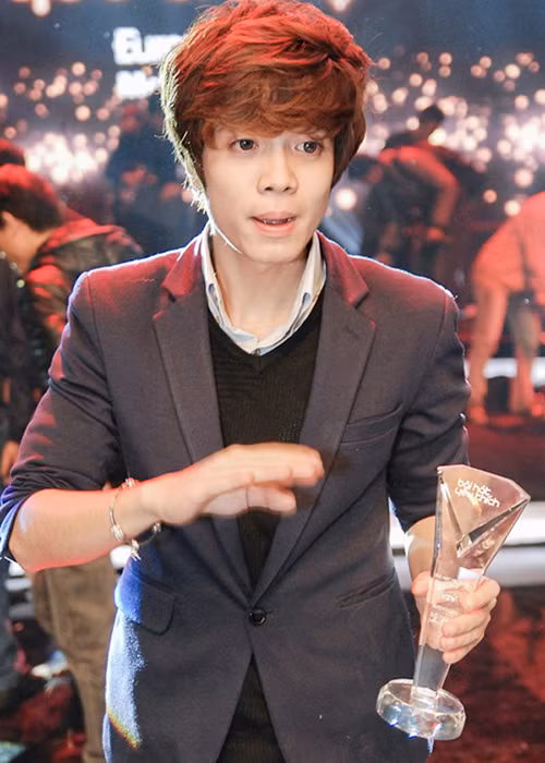 Tuy nhiên, ánh hào quang đến quá sớm cộng với sự non nớt của những ngày đầu bước vào nghề, Bùi Anh Tuấn gặp khá nhiều lùm xùm. Ồn ào đầu tiên là việc anh liên tục bỏ tập trong ngày tổng duyệt chương trình “Bài hát yêu thích”. (Ảnh: Hanoimoi) 