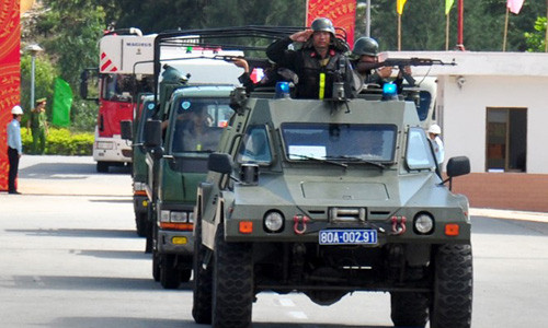 Sáng 16/9, Bộ Công an phối hợp với Tập đoàn Dầu khí Việt Nam cùng các lực lượng vũ trang Quảng Ngãi tổ chức diễn tập phòng chống khủng bố Nhà máy lọc dầu Dung Quất tại bến cảng số 1. Cảnh sát đặc nhiệm đi xe thiết giáp bánh hơi trong lễ diễn tập phòng chống khủng bố. 