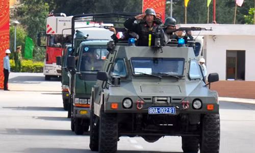 Sáng 16/9, Bộ Công an phối hợp với Tập đoàn Dầu khí Việt Nam cùng các lực lượng vũ trang Quảng Ngãi tổ chức diễn tập phòng chống khủng bố Nhà máy lọc dầu Dung Quất tại bến cảng số 1. Cảnh sát đặc nhiệm đi xe thiết giáp bánh hơi trong lễ diễn tập phòng chống khủng bố. 