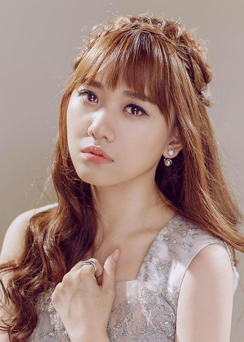 Sự nghiệp của Hari Won còn có bước phát triển khá thuận lợi với ca khúc “Anh cứ đi đi” được khán giả đón nhận. Thậm chí, nhiều ca sĩ cũng lựa chọn “Anh cứ đi đi” là ca khúc để cover. 