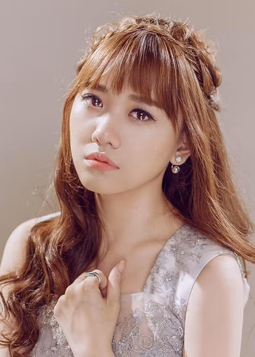 Sự nghiệp của Hari Won còn có bước phát triển khá thuận lợi với ca khúc “Anh cứ đi đi” được khán giả đón nhận. Thậm chí, nhiều ca sĩ cũng lựa chọn “Anh cứ đi đi” là ca khúc để cover. 