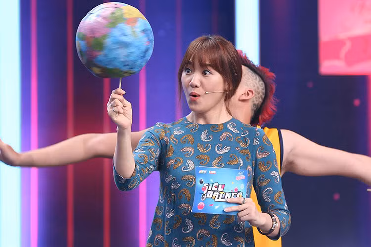 Hari Won từng ngồi ghế nóng gameshow “Biến hóa hoàn hảo”. Hiện tại, cô đang làm MC cho chương trình truyền hình thực tế “Siêu bất ngờ”. 