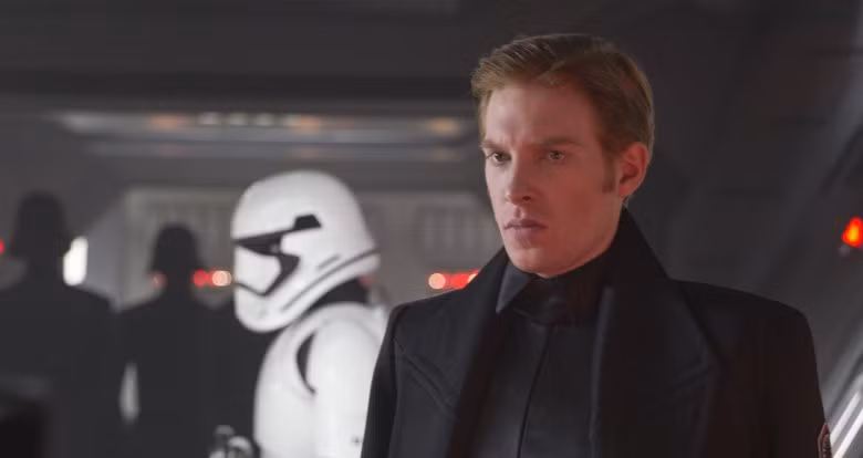 Trong “ Star Wars: The Force Awakens“, General Hux là một vị đại tướng được đóng bởi nam diễn viên Domhnall Gleeson. Ông là một chỉ huy cấp cao trong lực lượng quân đội thuộc tổ chức The First Order. General Hux được xem là một nhà độc tài, tàn ác và sẵn sàng sử dụng quân đội, vũ lực, tìm kiếm sự thống trị trong giải Thiên hà.
