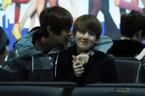 Chanyeol và Baekhyun thì thầm trò chuyện rất tình cảm.