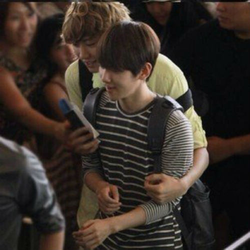 Các fan vô cùng sửng sốt khi hai người ôm nhau ngay trước mặt họ.