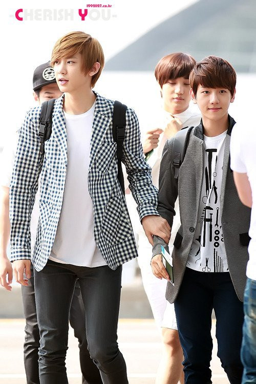 Hai người nắm tay nhau trên phố.