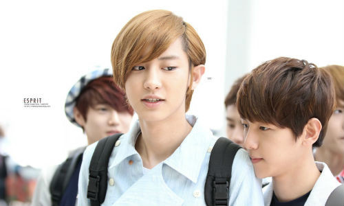 Các fan không khỏi nghi ngờ Chanyeol hẹn hò Baekhyun sau khi xâu chuỗi một loạt các bức ảnh thân thiết giữa hai người.