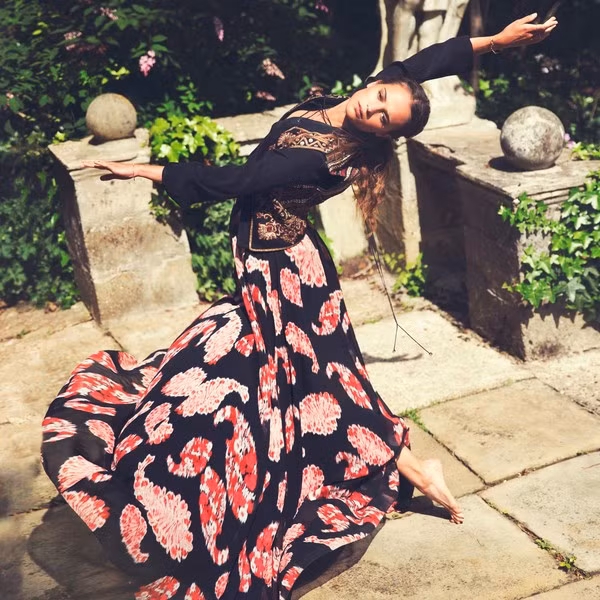 Cô học múa tại Trường Balê Hoàng gia Thụy Điển. Nhưng rồi ước mơ trở thành vũ công chuyên nghiệp suốt nhiều năm của Alicia bị dập tắt do chấn thương ở chân và lưng. Đây cũng là lúc Alicia phát hiện ra niềm đam mê diễn xuất.