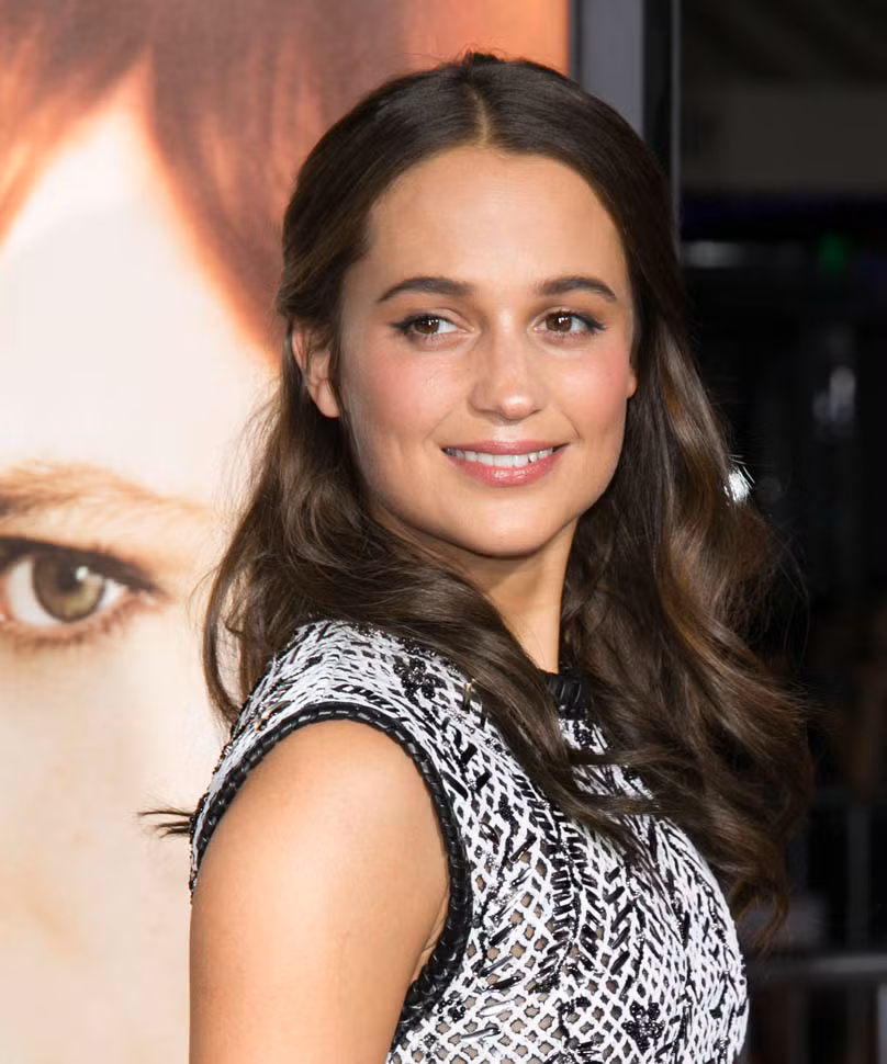 Trong một lần phỏng vấn trên The Guardian, Alicia cho biết, cô không phải là fan lớn của mạng xã hội. Cô cảm thấy khá mệt mỏi với việc đăng bài trên mạng xã hội.