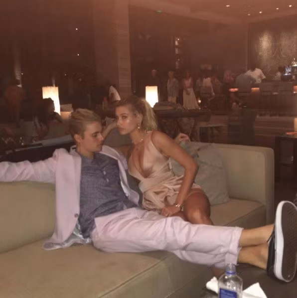 Justin Bieber tung anh hon chan dai Hailey Baldwin dam duoi-Hinh-2