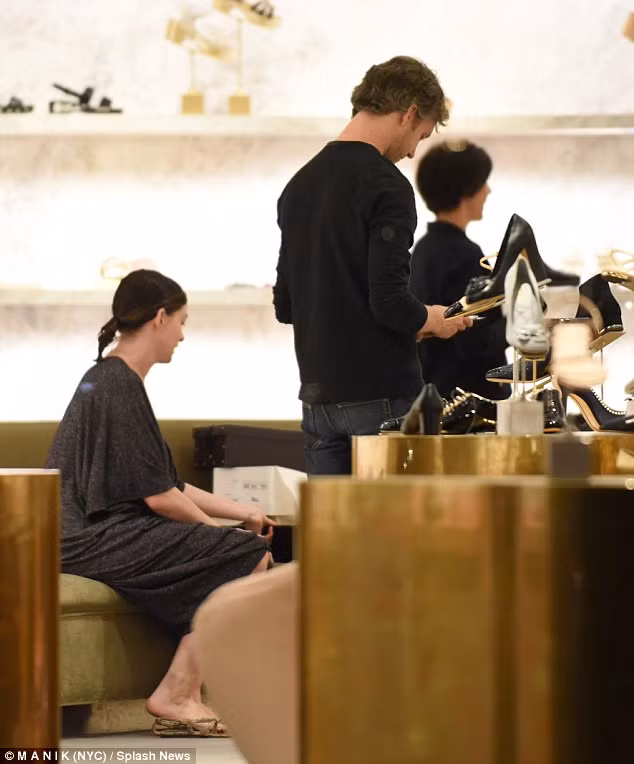 Cách đây không lâu, Anne Hathaway cùng chồng đi mua sắm giày tại Beverly Hills, California.