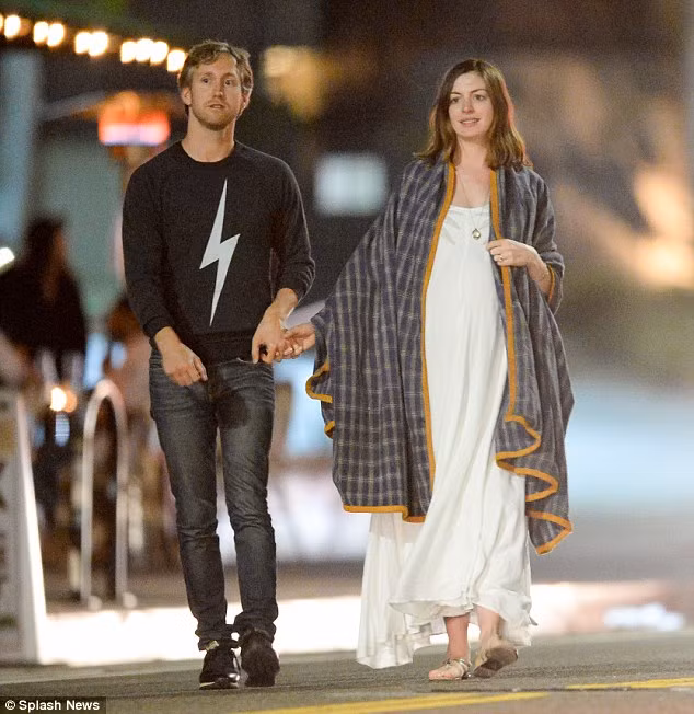 Trước khi bước vào cuộc sống bận rộn trong vai trò của người cha, người mẹ, hai vợ chồng Anne Hathaway tranh thủ thời gian lãng mạn bên nhau. Mới đây, hai vợ chồng tình cảm dắt tay nhau dạo phố sau bữa ăn tối ở Silverlake, Los Angeles.