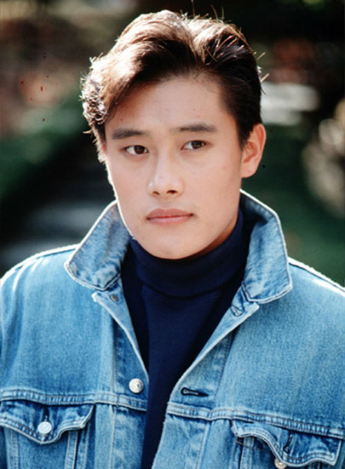 Tham gia diễn xuất từ năm 1991, đến nay mỹ nam Hàn đã trở thành ngôi sao hành động nổi tiếng thế giới. "Asphalt My Hometown" là bộ phim đầu tiên mà anh tham gia.