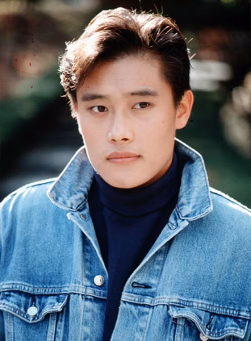 Tham gia diễn xuất từ năm 1991, đến nay mỹ nam Hàn đã trở thành ngôi sao hành động nổi tiếng thế giới. "Asphalt My Hometown" là bộ phim đầu tiên mà anh tham gia.