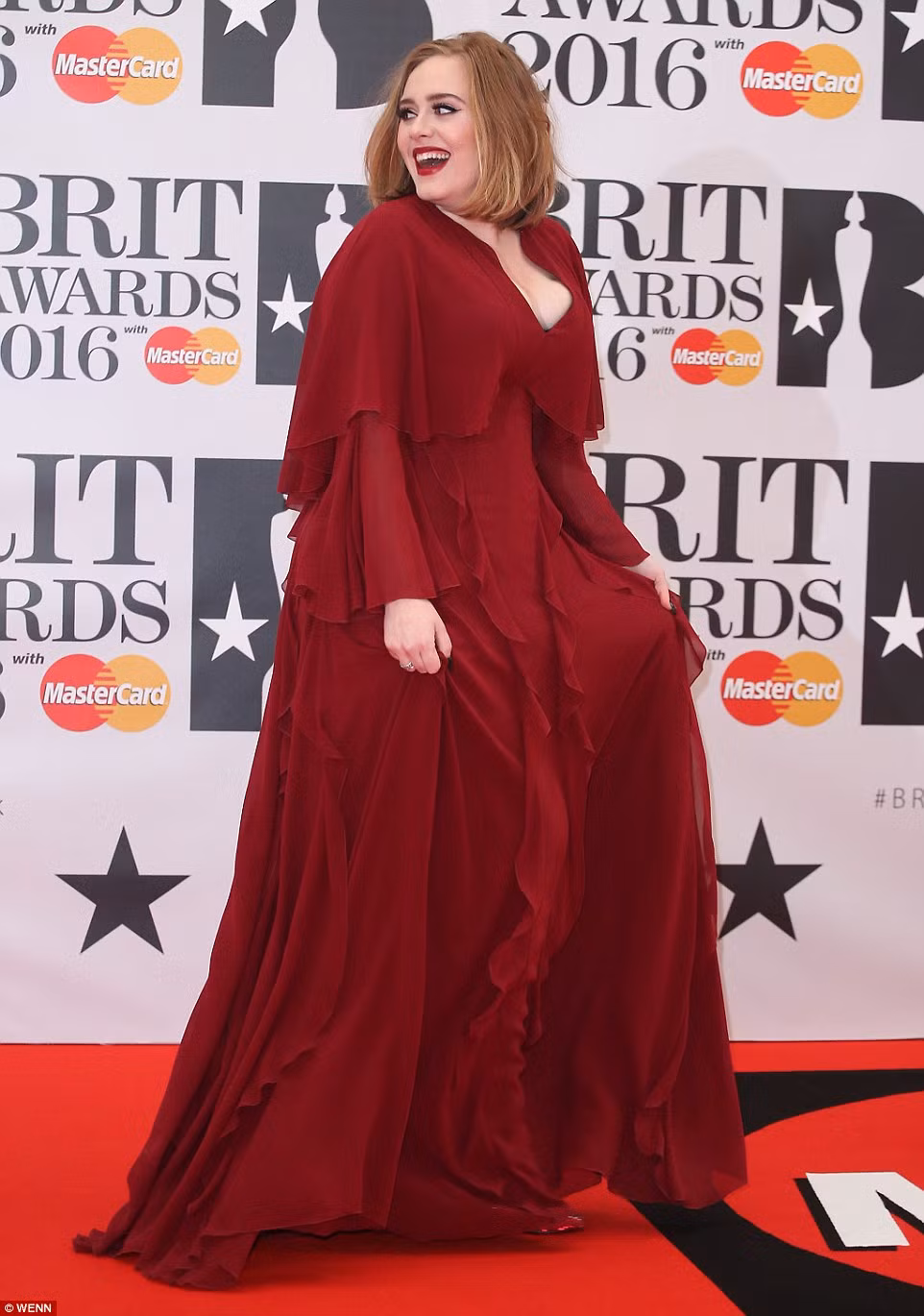 BRIT Awards là giải thưởng âm nhạc thường niên của nước Anh. BRIT Awards 2016 vừa kết thúc cách đây ít giờ tại sân vận động O2 Arena, London. Họa mi nước Anh - Adele nổi bật trên sân khấu trong bộ đầm đỏ đậm.