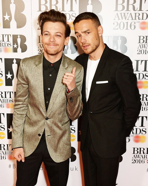 Louis Tomlinson và Liam Payne ( One Direction) bảnh bao trên thảm đỏ. One Direction ring về một giải thưởng của BRIT Awards 2016 ở hạng mục: Video của năm.