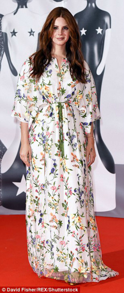 Lana Del Rey diện đầm hoa rực rỡ.