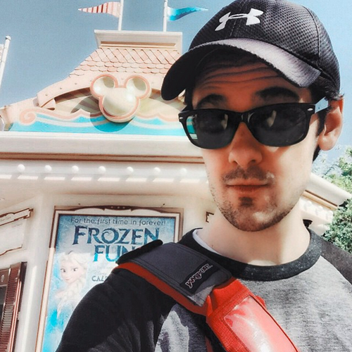 Diễn viên Brendan Robinson dành trọn ngày mồng 8 tháng 3 cho mẹ.