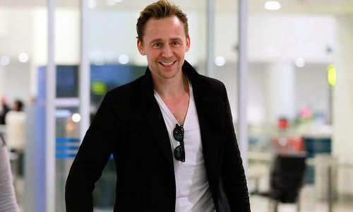 Sinh năm 1981 tại Westminster, London, Tom Hiddleston được biết đến là một diễn viên nổi tiếng.
