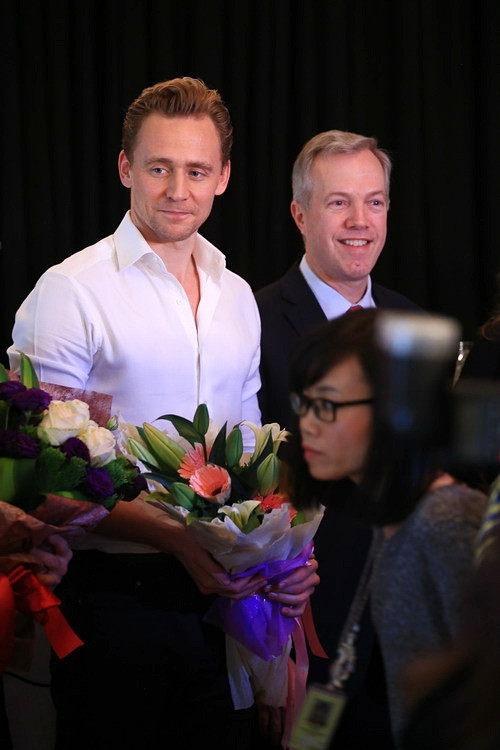 Không chỉ diễn xuất, Tom Hiddleston còn thu CD đọc thơ. Giọng đọc của anh trong hai tập thơ "If Poems" và "The Love Book" từng gây sốt cộng đồng mạng ngay khi ra mắt.