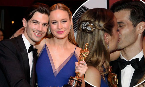 Khoảnh khắc hạnh phúc ngọt ngào của Brie Larson bên bạn trai sau khi nhận tượng vàng Oscar. Người đẹp không quên gửi lời cảm ơn đến bạn trai: "Cảm ơn Alex Greenwald, tình yêu của em".