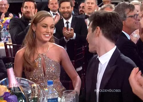 Alex Greenwald chia vui cùng bạn gái tại lễ trao giải Quả cầu Vàng 2016.