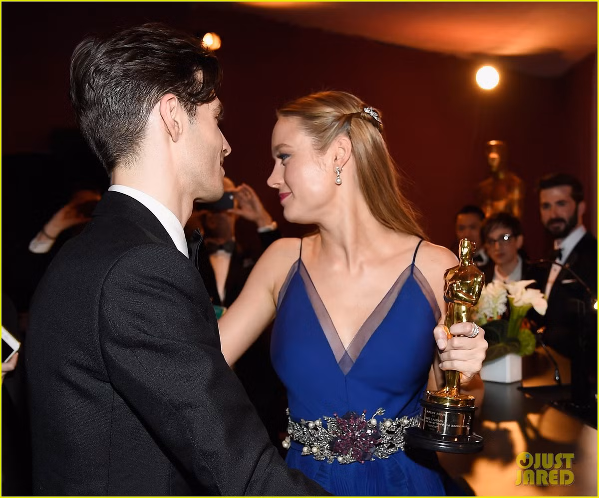 Brie Larson và Alex Greenwald bắt đầu hẹn hò từ cuối năm 2013.