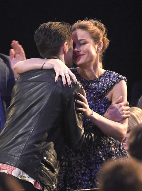 Được biết, Alex Greenwald và Brie Larson quen nhau qua một thành viên trong nhóm nhạc Phantom Planet.