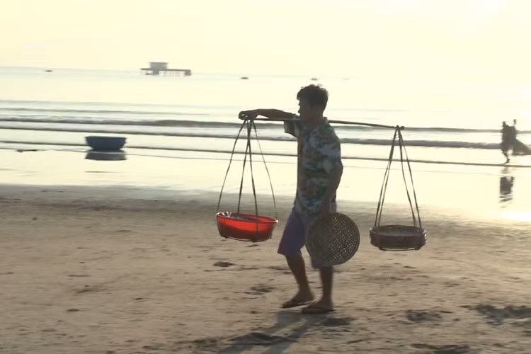 Hình ảnh Xuân Bắc gánh cá đi bán khiến ai cũng phải bật cười.