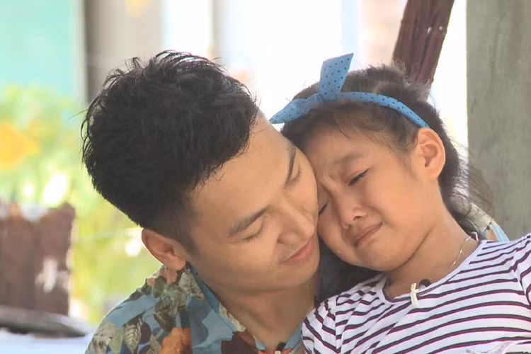 Các ông bố nhanh chóng trấn an các bé và chuẩn bị hành lý lên đường làm nhiệm vụ.