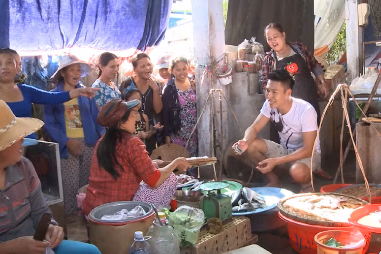 Phát hiện thấy chưa có đồ ăn sáng cho các con. bố Minh Đỗ ngay lập tức thể hiện thói quen cũ “đi xin ăn”. Trong khi đó bố Mạnh Trường quyết định ra chợ đi buôn. 