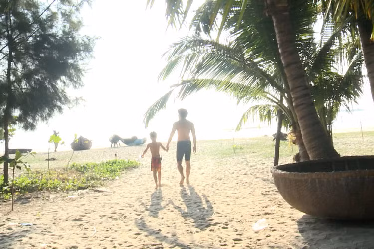 Hai bố con doanh nhân Đỗ Minh - bé Tốt Ti tranh thủ đi tắm biển.