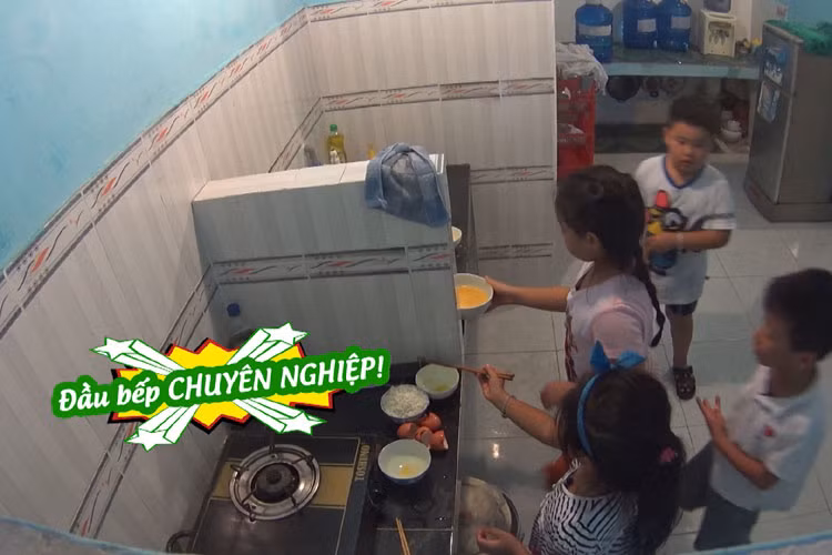 Sau một hồi trấn an lại tinh thần, Bi Béo - con trai danh hài Xuân Bắc xua tan không khí u ám bằng việc lên thực đơn cho bữa tối. Một cuộc tranh luận lại nổ ra và quyết định cuối cùng là : Ăn cơm thừa của nhà Bi.