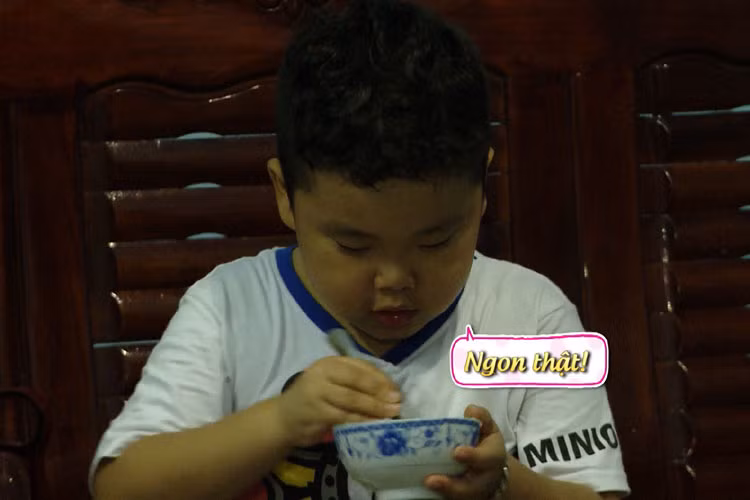 Suti thể hiện mình là một người chị cả đảm đang khi chỉ đạo các em hoàn thành món cơm trứng.