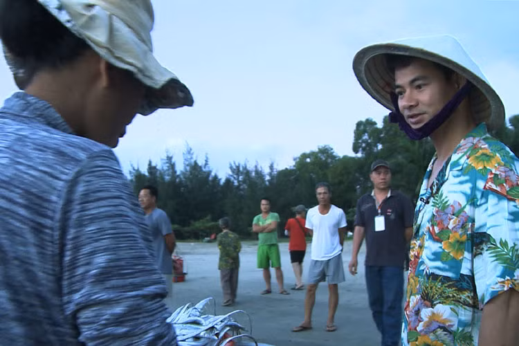 Ngay sau đó, để có bữa ăn sáng cho các con, Xuân Bắc đã bắt đầu "hành trình con buôn" của mình.