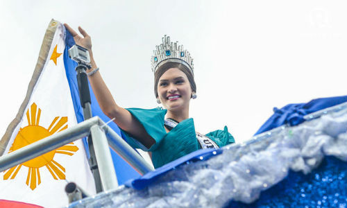 Kết thúc lễ diễu hành, Tân Hoa hậu Hoàn vũ Pia Wurtzbach gửi lời cảm ơn chân thành tới người hâm mộ đã luôn ủng hộ cô trong thời gian qua. Người đẹp cũng hi vọng sẽ nhận được sự ủng hộ nhiều hơn nữa từ mọi người trong thời gian tới.