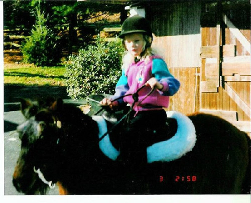 Do gia đình nuôi ngựa nên ngay từ bé, Taylor Swift đã được làm quen với việc cưỡi ngựa. Cô nàng cũng từng tham gia vào các cuộc đua ngựa mạo hiểm.