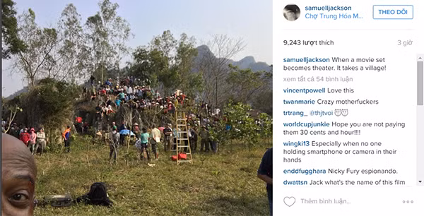 Có mặt tại Quảng Bình, Samuel L Jackson không khỏi ngỡ ngàng trước sự nhiệt tình của người dân địa phương khi chăm chú theo dõi quá trình làm việc của đoàn.